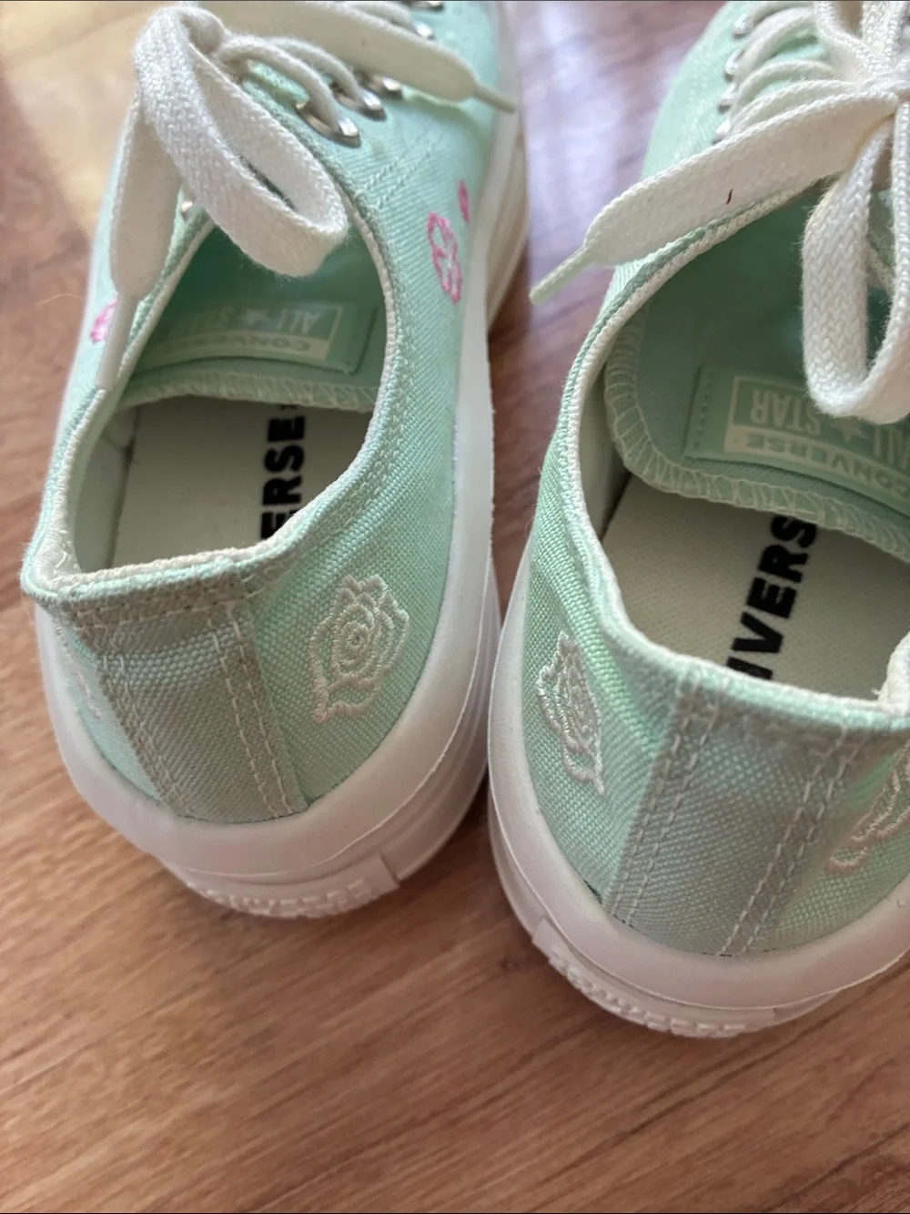 Converse lightweight canvas